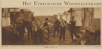 871032 Afbeelding van een groep woonwagenbewoners op het woonwagenkamp aan de Lageweide bij de Vleutenseweg te Utrecht, ...